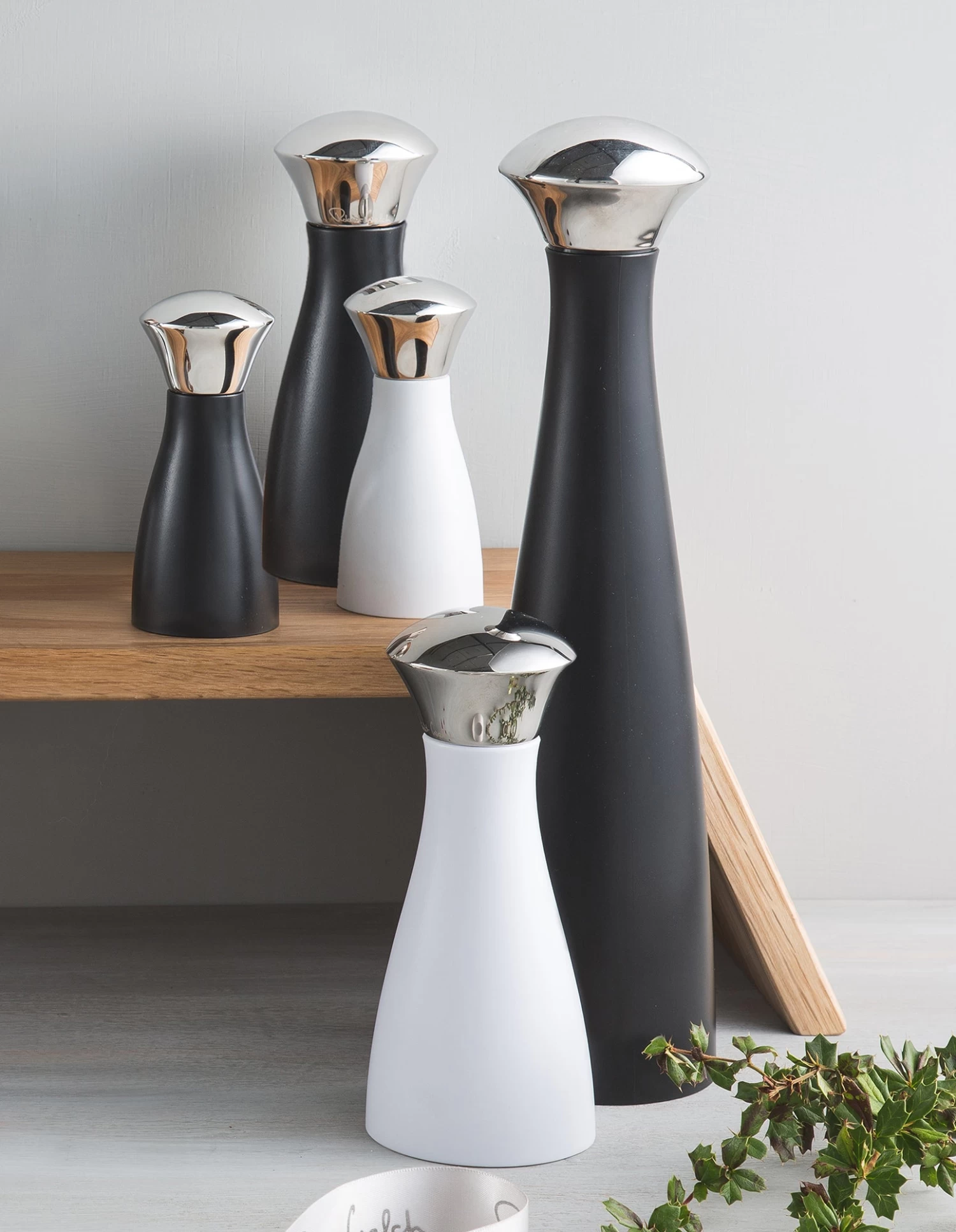 Robert Welch Signature Pepper Mill Medium - Black 3 Robert Welch Signature Pepper Mill Medium - Black - Image 3