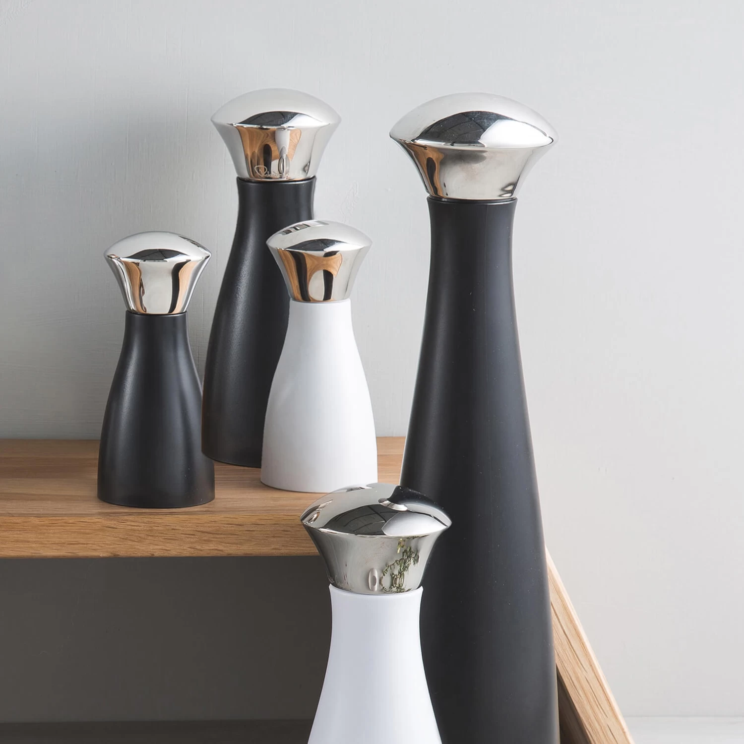 Robert Welch Signature Pepper Mill Medium - Black 4 Robert Welch Signature Pepper Mill Medium - Black - Image 4